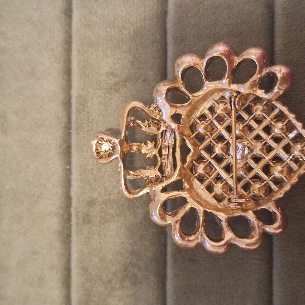 Regal Gold and Pearl Heart Brooch - Picture 2 of 2